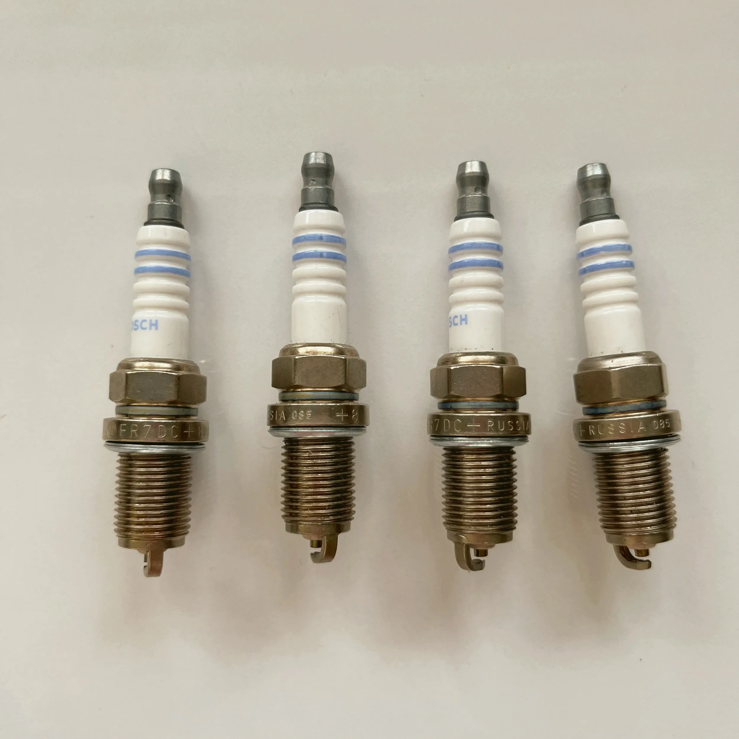 شمع خودرو بوش مدل FR7DC+8 Russia بسته 4 عددی